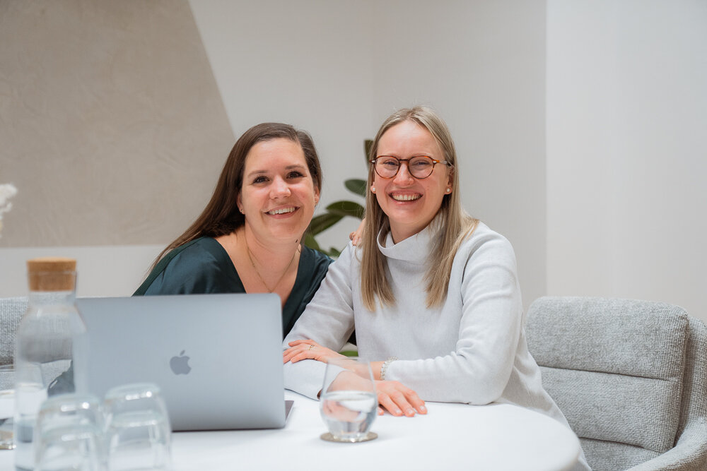 Performance Marketing Team der Online Marketing Agentur LL-Marketing in Hall in Tirol | © Janine Brugger Lisa Lederwasch und Lisa K. das Performance Marketing Team im Besprechungsraum bei LL-Marketing in Hall in Tirol | © Janine Brugger